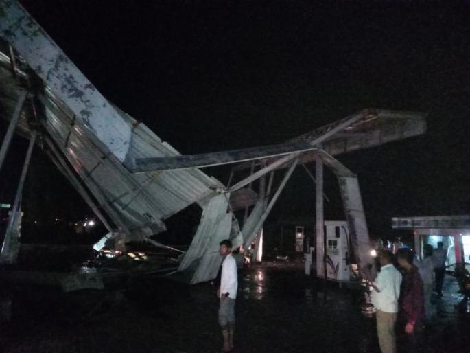 Jamner For the fifth day in a row the rickshaw blew up due to rain and storm | जामनेर : सलग पाचव्या दिवशी पाऊस, तुफान वादळामुळे रिक्षाच उडाली  Jamner For the fifth day in a row the rickshaw blew up due to rain and storm | जामनेर : सलग पाचव्या दिवशी पाऊस, तुफान वादळामुळे रिक्षाच उडाली