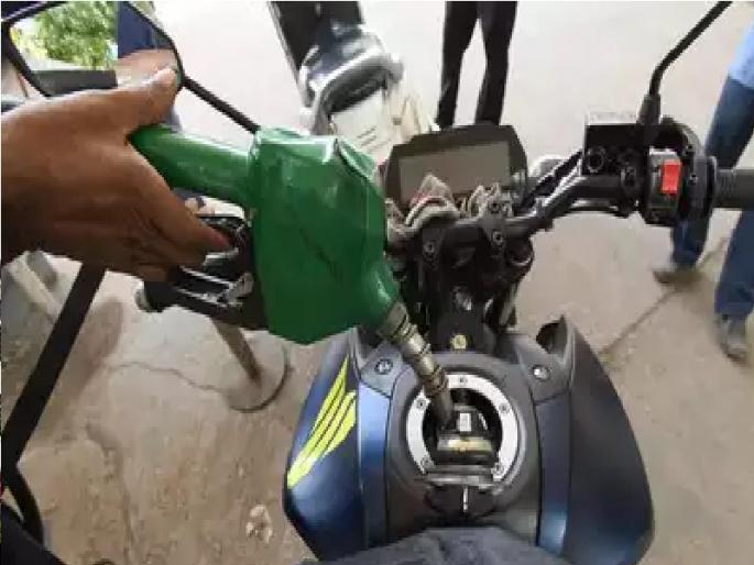 The increase in fuel prices has led to an increase in the use of two wheelers | Fuel price hike : पेट्रोल पंपाची मदार आता फक्त दुचाकींवरच The increase in fuel prices has led to an increase in the use of two wheelers | Fuel price hike : पेट्रोल पंपाची मदार आता फक्त दुचाकींवरच