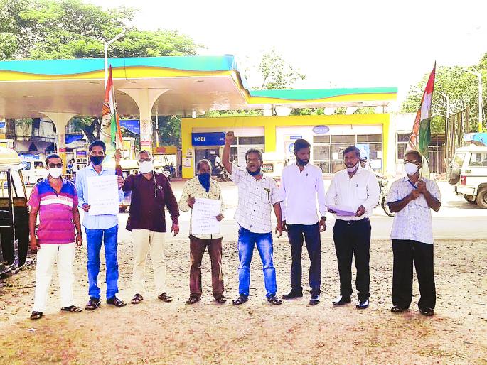 An agitation by the Congress in Kankavali against the price hike of the Central Government | केंद्र शासनाच्या दरवाढी विरोधात कणकवलीत काँग्रेसकडून आंदोलन An agitation by the Congress in Kankavali against the price hike of the Central Government | केंद्र शासनाच्या दरवाढी विरोधात कणकवलीत काँग्रेसकडून आंदोलन