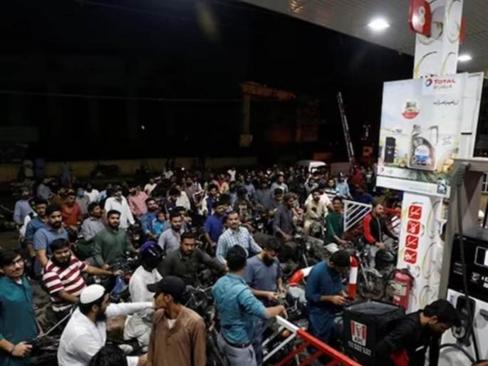 pakistan petrol diesel prices hiked by more than rs19 now its above 270 | पाकिस्तानमध्ये शाहबाज सरकारचा जनतेला आणखी एक झटका! पेट्रोल-डिझेलच्या किमती २७० रुपयांच्या पुढे pakistan petrol diesel prices hiked by more than rs19 now its above 270 | पाकिस्तानमध्ये शाहबाज सरकारचा जनतेला आणखी एक झटका! पेट्रोल-डिझेलच्या किमती २७० रुपयांच्या पुढे