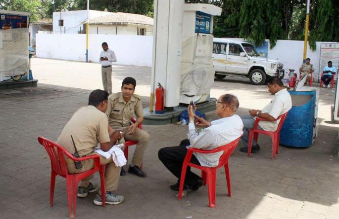 Looti Shivarra petrol pumps looted four and a half million rupees | लांबोटी शिवारातील पेट्रोल पंपावर साडेचार लाख रुपये लुटले Looti Shivarra petrol pumps looted four and a half million rupees | लांबोटी शिवारातील पेट्रोल पंपावर साडेचार लाख रुपये लुटले