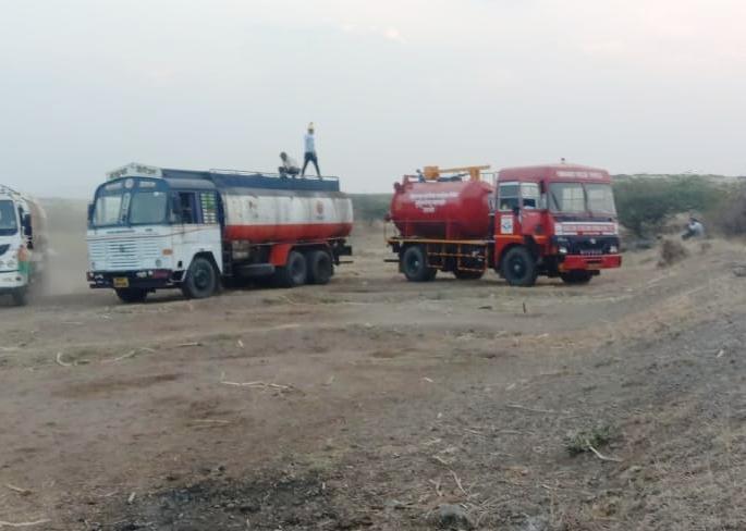 Saswad's wells were filled with chucky petrol and diesel | हद्दच झाली ! चोरट्यांनी केले नियोजन, फोडली चक्क पेट्रोल-डिझेलची पाईप लाईन Saswad's wells were filled with chucky petrol and diesel | हद्दच झाली ! चोरट्यांनी केले नियोजन, फोडली चक्क पेट्रोल-डिझेलची पाईप लाईन