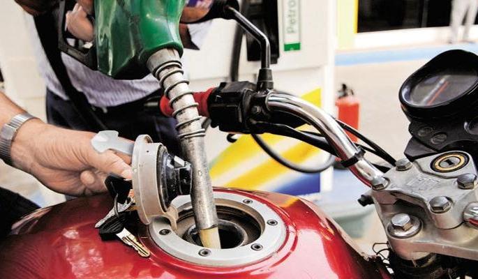 Petrol and diesel prices fall further | पेट्रोल आणि डिझेलच्या किमतीत आणखी घसरण Petrol and diesel prices fall further | पेट्रोल आणि डिझेलच्या किमतीत आणखी घसरण