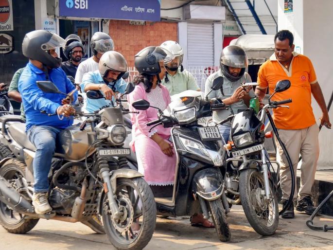 Fuel rates increased by Rs 17 to cover the losses of oil companies Brokerage firm presents astonishing math; Will petrol-diesel prices rise further? | "इंधन दर १७ रुपयांनी वाढले तरच...!", ब्रोकरेज फर्मनं मांडलं थक्क करणारं गणित; पेट्रोल-डिझेल आणखी भडकणार? Fuel rates increased by Rs 17 to cover the losses of oil companies Brokerage firm presents astonishing math; Will petrol-diesel prices rise further? | "इंधन दर १७ रुपयांनी वाढले तरच...!", ब्रोकरेज फर्मनं मांडलं थक्क करणारं गणित; पेट्रोल-डिझेल आणखी भडकणार?
