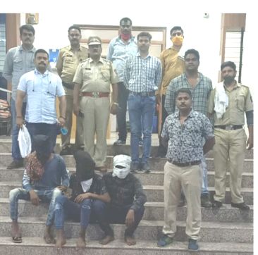 In Nagpur, a petrol pump was looted at the point of a sword | नागपुरात तलवारीच्या धाकावर पेट्रोलपंप लुटला In Nagpur, a petrol pump was looted at the point of a sword | नागपुरात तलवारीच्या धाकावर पेट्रोलपंप लुटला