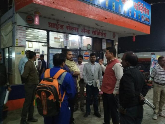 Irregularity; Petrol pump 'seal'; Action by District Collector | अनियमितता चव्हाट्यावर; पेट्रोल पंप ‘सील’; जिल्हाधिकाऱ्यांची धडक कारवाई Irregularity; Petrol pump 'seal'; Action by District Collector | अनियमितता चव्हाट्यावर; पेट्रोल पंप ‘सील’; जिल्हाधिकाऱ्यांची धडक कारवाई