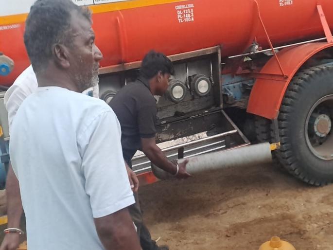 Salute to the pump owner's 'bravery'! Gang caught red-handed stealing petrol from tanker after 100 km chase | पंप मालकाचे धाडस! १०० किमी पाठलाग करून टँकरमधून पेट्रोल चोरणारी टोळी पकडली Salute to the pump owner's 'bravery'! Gang caught red-handed stealing petrol from tanker after 100 km chase | पंप मालकाचे धाडस! १०० किमी पाठलाग करून टँकरमधून पेट्रोल चोरणारी टोळी पकडली