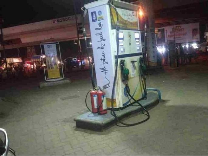 Petrol issued without vaccination certificate, petrol pump sealed due to violating the corona rules in Aurangabad | लसीकरण प्रमाणपत्र न पाहता दिले पेट्रोल, नियमाचे भंग करणारा पेट्रोलपंप सील Petrol issued without vaccination certificate, petrol pump sealed due to violating the corona rules in Aurangabad | लसीकरण प्रमाणपत्र न पाहता दिले पेट्रोल, नियमाचे भंग करणारा पेट्रोलपंप सील