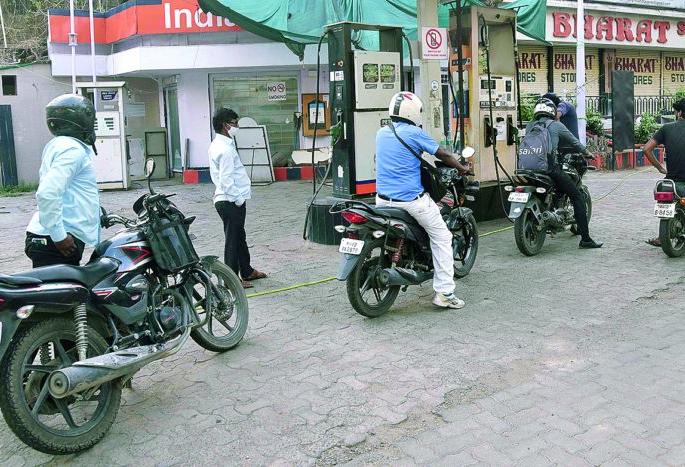 Crowds of motorists at petrol pumps in Nagpur | नागपुरात पेट्रोल पंपावर वाहनचालकांची गर्दी Crowds of motorists at petrol pumps in Nagpur | नागपुरात पेट्रोल पंपावर वाहनचालकांची गर्दी