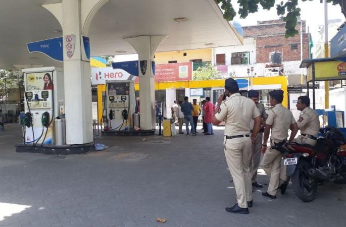 In Nagpur, petrol pump chowkidar murdered and 13 lakh looted | नागपुरात पेट्रोल पंप चौकीदाराची हत्या करून १३ लाख लुटले In Nagpur, petrol pump chowkidar murdered and 13 lakh looted | नागपुरात पेट्रोल पंप चौकीदाराची हत्या करून १३ लाख लुटले