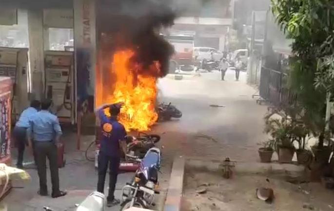 Due to Speaking on mobile, a fire broke out on the petrol pump in Nagpur | मोबाईलवर बोलताना नागपुरात पेट्रोल पंपावर लागली आग Due to Speaking on mobile, a fire broke out on the petrol pump in Nagpur | मोबाईलवर बोलताना नागपुरात पेट्रोल पंपावर लागली आग