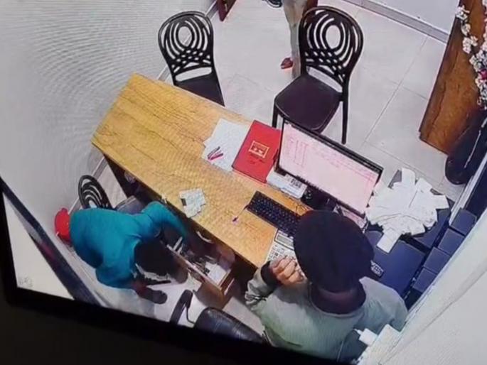 Robbery at petrol pump at gunpoint in Ambegaon; Rs 2 lakh looted, thrill of theft captured on CCTV | आंबेगावात पिस्तूलचा धाक दाखवून पेट्रोल पंपावर दरोडा; २ लाख लुटले, चोरीचा थरार सीसीटीव्हीत कैद