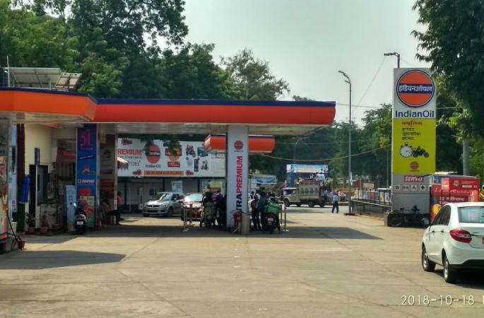 Less customers at petrol pumps, impact on sales | पेट्रोल पंपावर ग्राहक कमी, विक्रीवर परिणाम