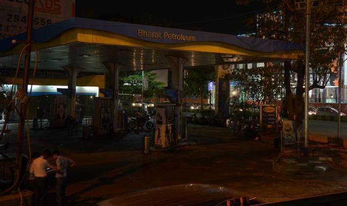 Pulwama attack: Tribute to martyrs by placing petrol pump off | Pulwama attack:पेट्रोल पंप बंद ठेवून शहिदांना श्रद्धांजली  Pulwama attack: Tribute to martyrs by placing petrol pump off | Pulwama attack:पेट्रोल पंप बंद ठेवून शहिदांना श्रद्धांजली