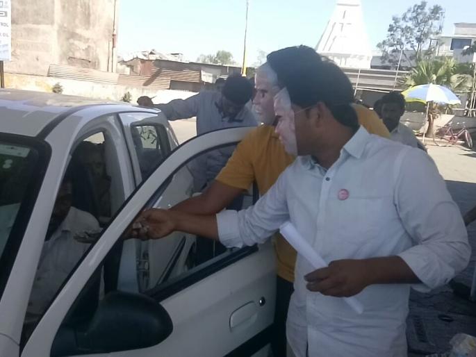 Fuel price hike: agitation by swabhimani in malegaon | इंधन दरवाढीचा निषेध: नरेंद्र मोदींचे मुखवटे घालून पेट्रोल पंपावर वाहनधारकांना चॉकलेटचे वाटप Fuel price hike: agitation by swabhimani in malegaon | इंधन दरवाढीचा निषेध: नरेंद्र मोदींचे मुखवटे घालून पेट्रोल पंपावर वाहनधारकांना चॉकलेटचे वाटप