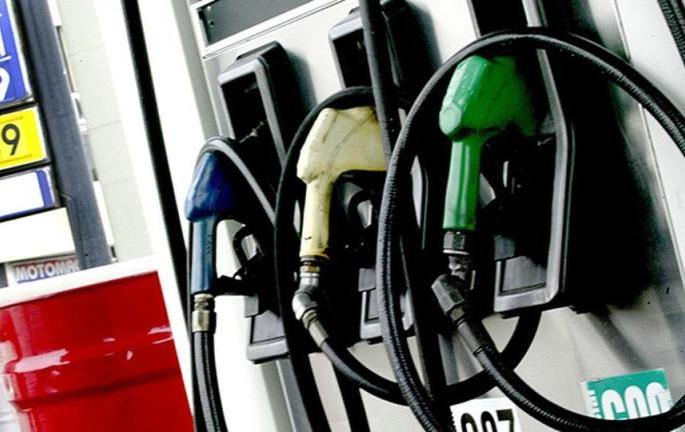 The benefit of falling oil prices is the government, rather than the consumers, raising taxes to raise additional revenue of thousands of crores | तेलाच्या घसरत्या किमतींचा लाभ ग्राहकांऐवजी सरकारला, कर वाढवून हजारो कोटींचा जादा महसूल The benefit of falling oil prices is the government, rather than the consumers, raising taxes to raise additional revenue of thousands of crores | तेलाच्या घसरत्या किमतींचा लाभ ग्राहकांऐवजी सरकारला, कर वाढवून हजारो कोटींचा जादा महसूल