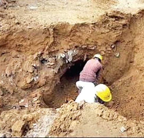 Hundred phute gutter to stole 3 thousand liters of petrol stolen! Explosion revealed after type: Pipeline was broken down | दीडशे फूट भुयार खणून करायचे पेट्रोलची चोरी! स्फोटानंतर प्रकार उघडकीस, पाइपलाइनला पाडले होते भगदाड Hundred phute gutter to stole 3 thousand liters of petrol stolen! Explosion revealed after type: Pipeline was broken down | दीडशे फूट भुयार खणून करायचे पेट्रोलची चोरी! स्फोटानंतर प्रकार उघडकीस, पाइपलाइनला पाडले होते भगदाड