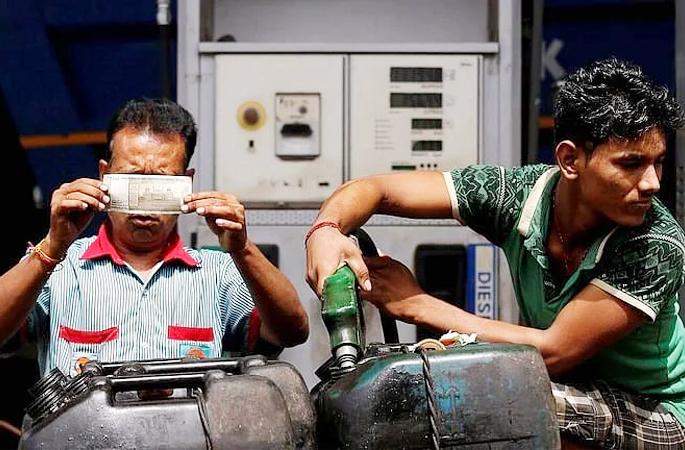 big news; 11 plastic cans of 50 liters filled with petrol were seized by the supply department | मोठी बातमी; पेट्रोलने भरलेले ५० लिटरचे ११ प्लास्टिक कॅन पुरवठा विभागाने पकडले big news; 11 plastic cans of 50 liters filled with petrol were seized by the supply department | मोठी बातमी; पेट्रोलने भरलेले ५० लिटरचे ११ प्लास्टिक कॅन पुरवठा विभागाने पकडले