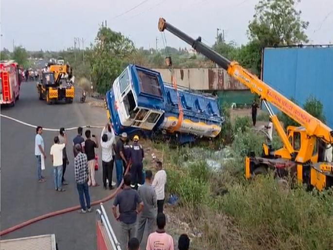 Petrol tanker overturns on Udgaon bypass on Sangli Kolhapur highway, 10 thousand liters of petrol spilled on the road | Kolhapur News: उदगाव बायपासवर पेट्रोलचा टँकर उलटला, १० हजार लिटर पेट्रोल रस्त्यावर सांडले Petrol tanker overturns on Udgaon bypass on Sangli Kolhapur highway, 10 thousand liters of petrol spilled on the road | Kolhapur News: उदगाव बायपासवर पेट्रोलचा टँकर उलटला, १० हजार लिटर पेट्रोल रस्त्यावर सांडले