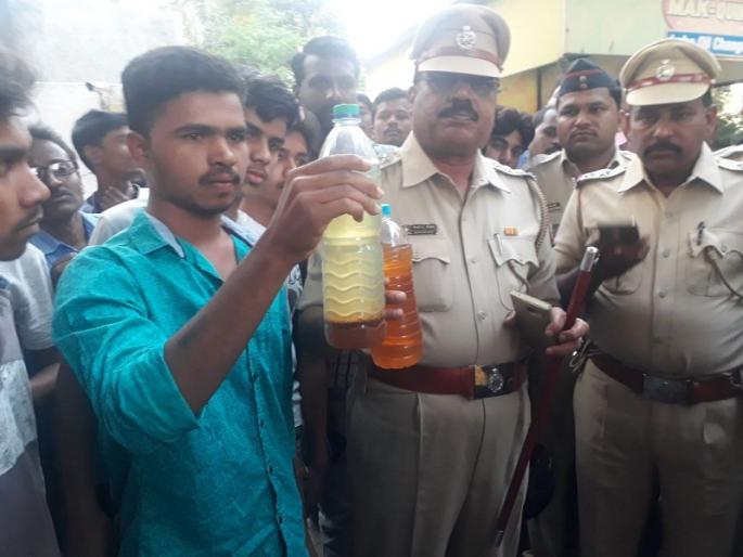 Due to the irrigation of water mixed with sugarcane, | पाणी मिश्रीत इंधन मिळाल्याने संतप्त वाहनचालकांचा पंपावर गोंधळ Due to the irrigation of water mixed with sugarcane, | पाणी मिश्रीत इंधन मिळाल्याने संतप्त वाहनचालकांचा पंपावर गोंधळ