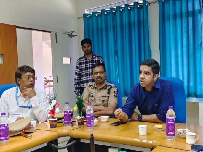 The district collector immediately discussed with the fuel company, office bearers on tanker protest nashik | जिल्हाधिकाऱ्यांची तातडीने इंधन कंपनी, पदाधिकाऱ्यांशी चर्चा The district collector immediately discussed with the fuel company, office bearers on tanker protest nashik | जिल्हाधिकाऱ्यांची तातडीने इंधन कंपनी, पदाधिकाऱ्यांशी चर्चा