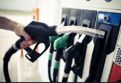 Impact on Maharashtra due to cheaper petrol and diesel in Karnataka | ‘महाराष्ट्रापेक्षा स्वस्त तेल’; कर्नाटकातील पंपांवर लागले फलक Impact on Maharashtra due to cheaper petrol and diesel in Karnataka | ‘महाराष्ट्रापेक्षा स्वस्त तेल’; कर्नाटकातील पंपांवर लागले फलक