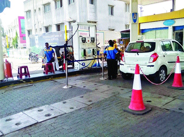 Daily Savvadon crude petrol consumption! Everyday 2.5 million liter petrol business in the district | रोज सव्वादोन कोटींचं पेट्रोल खपेना ! जिल्ह्यात रोज अडीच लाख लिटर पेट्रोलचा व्यवसाय बुडाला Daily Savvadon crude petrol consumption! Everyday 2.5 million liter petrol business in the district | रोज सव्वादोन कोटींचं पेट्रोल खपेना ! जिल्ह्यात रोज अडीच लाख लिटर पेट्रोलचा व्यवसाय बुडाला