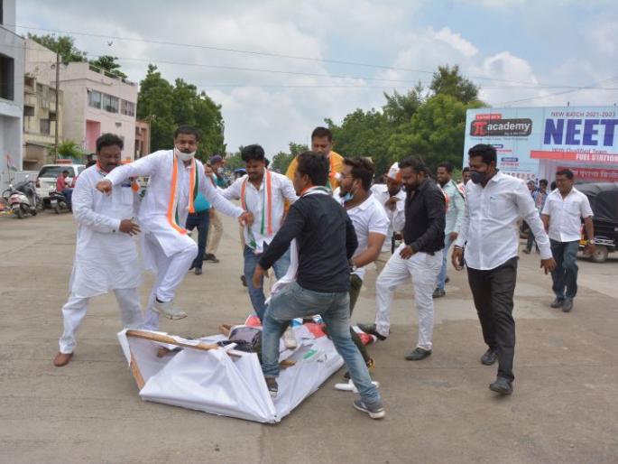 Youth Congress demolishes symbolic petrol pumps | युवक काॅंग्रेसने केली प्रतिकात्मक पेट्राेलपंपांची ताेडफाेड Youth Congress demolishes symbolic petrol pumps | युवक काॅंग्रेसने केली प्रतिकात्मक पेट्राेलपंपांची ताेडफाेड