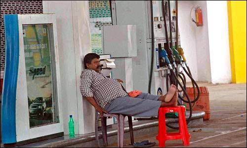 Petrol pump operators will be shown to the Labor Commissioner! | पेट्रोल पंप संचालकांनी कामगार आयुक्तांना दाखविला ठेंगा! Petrol pump operators will be shown to the Labor Commissioner! | पेट्रोल पंप संचालकांनी कामगार आयुक्तांना दाखविला ठेंगा!