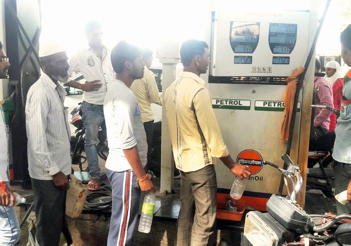 RCF's Racket to sell diesel in Chembur, Pune, Gujarat. Police busted | चेंबूरमधील डिझेलची पुणे, गुजरातला विक्री करणा-या रॅकेटचा आर.सी.एफ. पोलिसांनी केला पर्दाफाश RCF's Racket to sell diesel in Chembur, Pune, Gujarat. Police busted | चेंबूरमधील डिझेलची पुणे, गुजरातला विक्री करणा-या रॅकेटचा आर.सी.एफ. पोलिसांनी केला पर्दाफाश