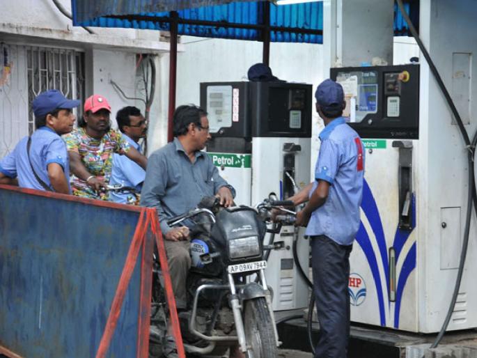 India Petrol Diesel price; crude oilpPrices decrease, know details | कच्च्या तेलाच्या किमतीत घट; पेट्रोल-डिझेलचे दर 14 रुपयांपर्यंत कमी होणार? India Petrol Diesel price; crude oilpPrices decrease, know details | कच्च्या तेलाच्या किमतीत घट; पेट्रोल-डिझेलचे दर 14 रुपयांपर्यंत कमी होणार?