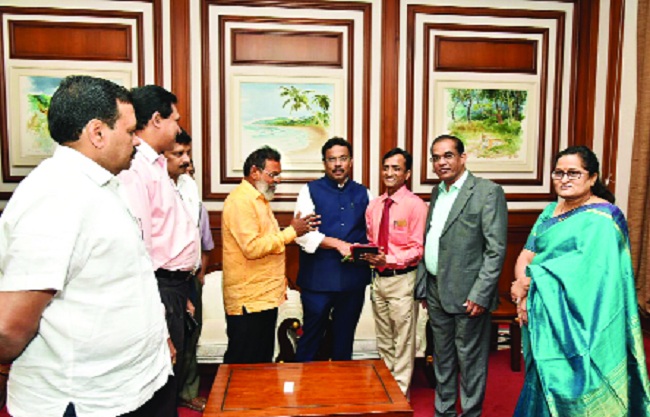 Maharashtra Public University Act 'App: The initiative of Mahesh Nilje of Vijaysinh Yadav College | महाराष्ट्र सार्वजनिक विद्यापीठ कायदा ‘अ‍ॅप’वर : विजयसिंह यादव महाविद्यालयातील महेश निलजे यांचा उपक्रम