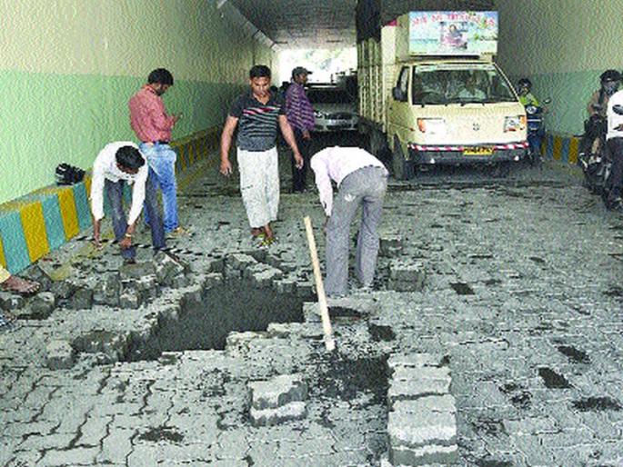 Pavement block, immediately after the repair | दुरुस्तीनंतर लगेचच उखडले पेव्हर ब्लॉक