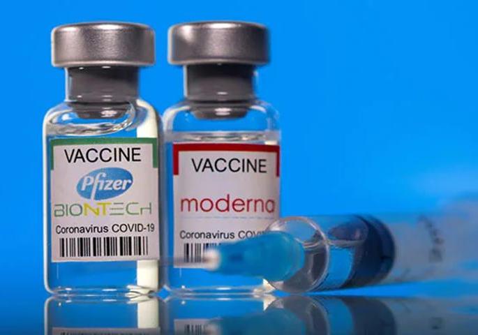 US Pfizer and Moderna vaccine effective, corona risk reduced by 90% | अमेरिकेची फायजर अन् मॉडर्ना लस प्रभावी, कोरोनाचा धोका 90 टक्के कमी US Pfizer and Moderna vaccine effective, corona risk reduced by 90% | अमेरिकेची फायजर अन् मॉडर्ना लस प्रभावी, कोरोनाचा धोका 90 टक्के कमी