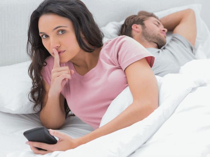 Why do people have this urge of checking partner's phone says study | पार्टनरचा फोन चेक करण्याची तीव्र इच्छा होण्याचं काय आहे कारण? Why do people have this urge of checking partner's phone says study | पार्टनरचा फोन चेक करण्याची तीव्र इच्छा होण्याचं काय आहे कारण?