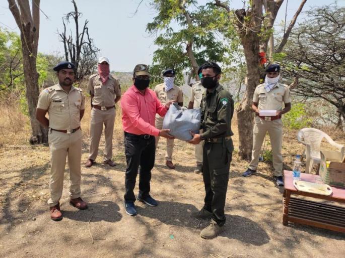 Tourism closed in Gyananga, Lonar; Giving food to guides | ज्ञानगंगा, लोणारमधील पर्यटन बंद; मार्गदर्शकांना धान्यवाटप