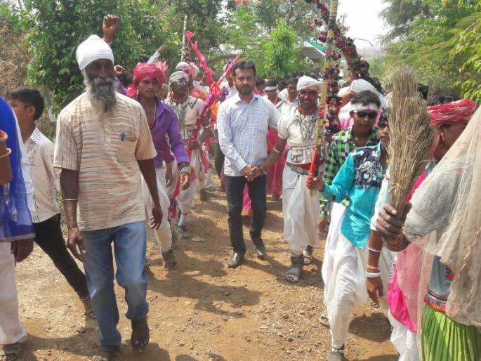 'Phagwa' of tribals from Madhya Pradesh | सातपुडा पर्वत रांगेतील सालईबनात रंगला मध्य प्रदेशातील आदिवासींचा ‘फगवा’!