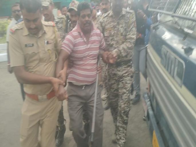 A man in Phaltan cut himself during a protest alleging that the police were harassing him | Satara Crime: पोलिस त्रास देत असल्याचा आरोप करीत कापून घेतली नस, संबंधिताला घेतले ताब्यात A man in Phaltan cut himself during a protest alleging that the police were harassing him | Satara Crime: पोलिस त्रास देत असल्याचा आरोप करीत कापून घेतली नस, संबंधिताला घेतले ताब्यात