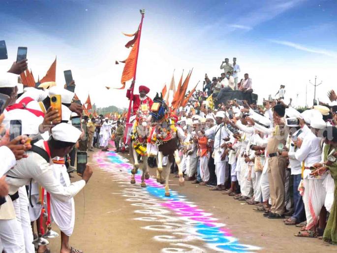 The first standing rigan in Wari was staged in Satara district in the shouts of Mauli | Satara: माउलीच्या जयघोषात रंगले वारीतील पहिले उभे रिंगण!, चांदोबाचा लिंब येथे पार पडला सोहळा The first standing rigan in Wari was staged in Satara district in the shouts of Mauli | Satara: माउलीच्या जयघोषात रंगले वारीतील पहिले उभे रिंगण!, चांदोबाचा लिंब येथे पार पडला सोहळा