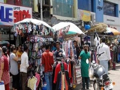 Army-MNSAT 'encounter' on hawkers issue | फेरीवाला मुद्दय़ावरून सेना-मनसेत ‘सामना’ Army-MNSAT 'encounter' on hawkers issue | फेरीवाला मुद्दय़ावरून सेना-मनसेत ‘सामना’