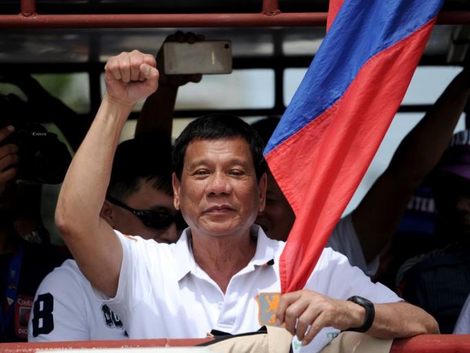 Rodrigo Duterte orders soldiers to shoot female rebels | महिला बंडखोरांच्या जननेंद्रियात गोळ्या झाडा, फिलिपाइन्सच्या राष्ट्राध्यक्षांचा फतवा Rodrigo Duterte orders soldiers to shoot female rebels | महिला बंडखोरांच्या जननेंद्रियात गोळ्या झाडा, फिलिपाइन्सच्या राष्ट्राध्यक्षांचा फतवा