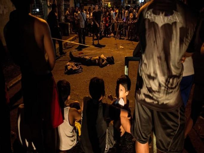 Bloody fight against drugs in Philippines, 80 murders in three days | फिलीपाईन्समध्ये ड्रग्जविरोधात रक्तरंजित लढा, तीन दिवसात 80 हत्या Bloody fight against drugs in Philippines, 80 murders in three days | फिलीपाईन्समध्ये ड्रग्जविरोधात रक्तरंजित लढा, तीन दिवसात 80 हत्या