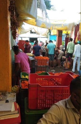 The fuss of social distance at Netaji Flower Bazaar in Nagpur | नागपुरातील नेताजी फूल बाजारात सोशल डिस्टन्सिंगचा फज्जा The fuss of social distance at Netaji Flower Bazaar in Nagpur | नागपुरातील नेताजी फूल बाजारात सोशल डिस्टन्सिंगचा फज्जा