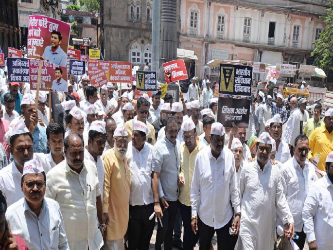 Withdraw action against Girish Fonde, India Aghadi holds silent march against Municipal Corporation in Kolhapur | गिरीश फोंडेंवरील कारवाई मागे घ्या, कोल्हापुरात इंडिया आघाडीचा महापालिकेवर मूक मोर्चा  Withdraw action against Girish Fonde, India Aghadi holds silent march against Municipal Corporation in Kolhapur | गिरीश फोंडेंवरील कारवाई मागे घ्या, कोल्हापुरात इंडिया आघाडीचा महापालिकेवर मूक मोर्चा