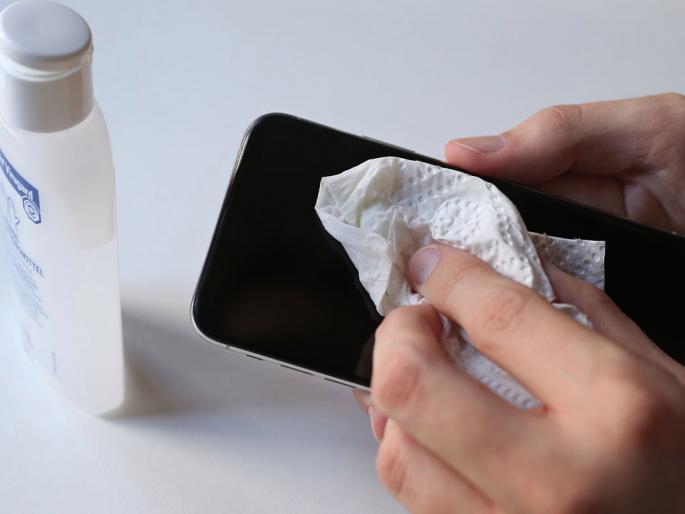 Caution; Avoid mobile sanitation; Save this risk ... | सावधान; मोबाईल सॅनिटाईज टाळा; हा धोका वाचवा...