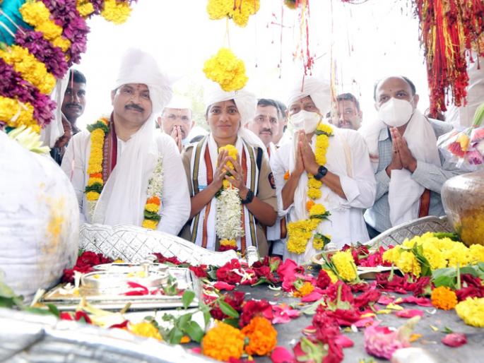 Arrival of Mauli's palanquin in Solapur district | हरी नामाच्या गजरात माऊलींच्या पालखीचे सोलापूर जिल्ह्यात आगमन Arrival of Mauli's palanquin in Solapur district | हरी नामाच्या गजरात माऊलींच्या पालखीचे सोलापूर जिल्ह्यात आगमन