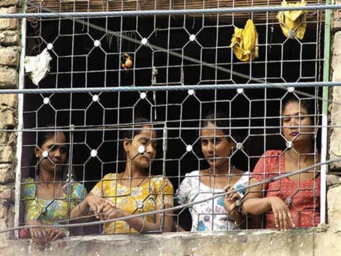Corona virus : They became each other and solved problem of food | Corona virus : कोरोनामुळे 'त्या'ही सापडल्या संकटात ; मग एकमेकींचा आधार होत केली उपासमारीवर मात.. Corona virus : They became each other and solved problem of food | Corona virus : कोरोनामुळे 'त्या'ही सापडल्या संकटात ; मग एकमेकींचा आधार होत केली उपासमारीवर मात..