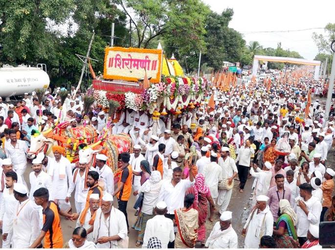 The palanquin of Saint Tukaram Maharaj crossed the Nira river and reached Solapur district | नीरा नदी ओलांडून संत तुकाराम महाराजांची पालखी सोलापूर जिल्ह्यात दाखल The palanquin of Saint Tukaram Maharaj crossed the Nira river and reached Solapur district | नीरा नदी ओलांडून संत तुकाराम महाराजांची पालखी सोलापूर जिल्ह्यात दाखल