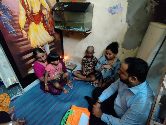 The young man died while rescuing the child; BJP given help to the victim's family | मुलाला वाचवताना युवकाचा जीव गेला; पीडित कुटुंबाच्या मदतीसाठी भाजपा सरसावली The young man died while rescuing the child; BJP given help to the victim's family | मुलाला वाचवताना युवकाचा जीव गेला; पीडित कुटुंबाच्या मदतीसाठी भाजपा सरसावली