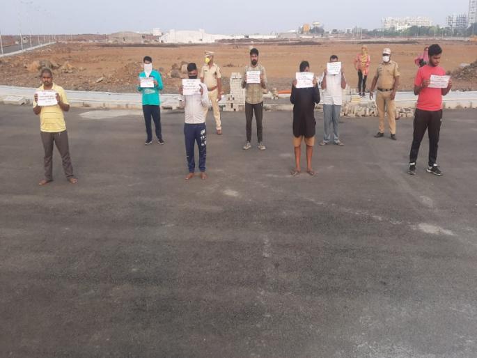 Citizens who violate the ban on communication in Pimpri call for compliance with rules | पिंपरीत संचारबंदीचे उल्लंघन करणाऱ्या नागरिकांनीच केले नियम पाळण्याचे आवाहन Citizens who violate the ban on communication in Pimpri call for compliance with rules | पिंपरीत संचारबंदीचे उल्लंघन करणाऱ्या नागरिकांनीच केले नियम पाळण्याचे आवाहन